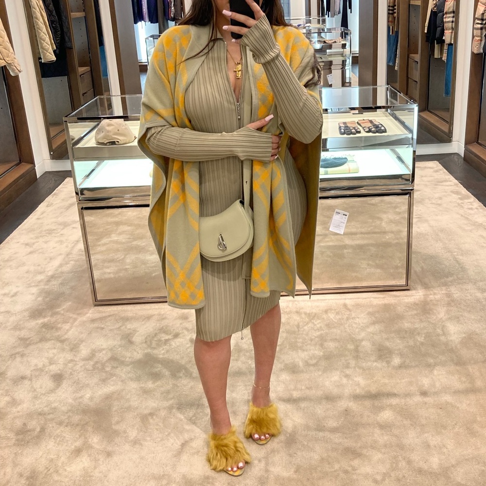 Meet your Posher, Crystal